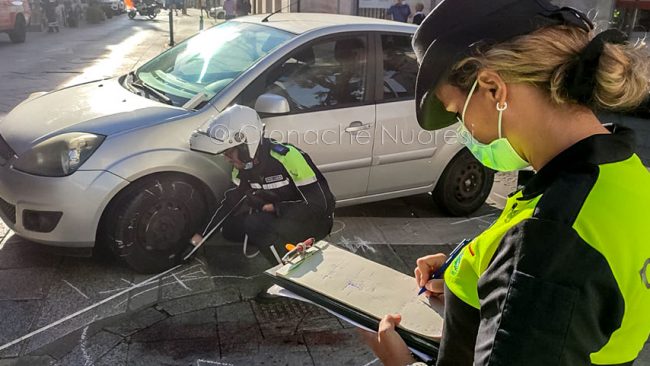La scena dell'incidente di oggi in via Roma a Nuoro