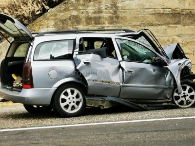 Una delle due auto dopo lo schianto