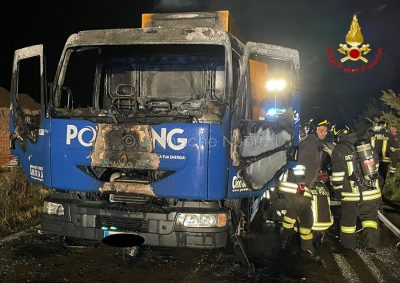 L'autocarro andato a fuoco sulla SS125