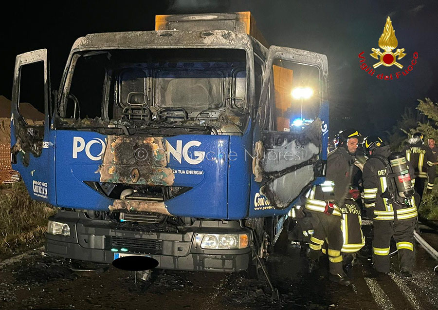 Strage sfiorata sulla 125: a fuoco autocarro che trasportava un gruppo elettrogeno pieno di carburante – VIDEO