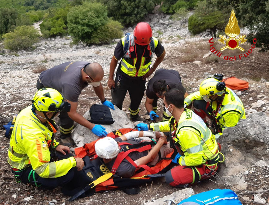 Escursionista settantenne cade e si ferisce alla testa: tratto in salvo dai Vigili del fuoco e dall’elisoccorso