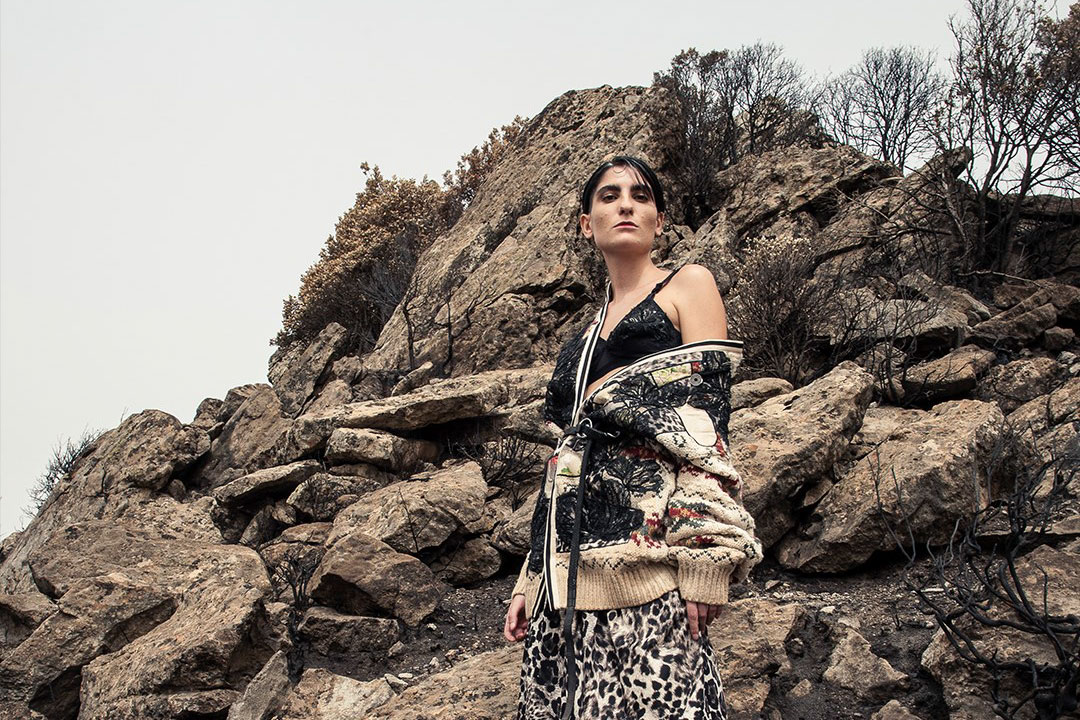 Moda. In un video Marras racconta il dolore del Montiferru distrutto dal fuoco