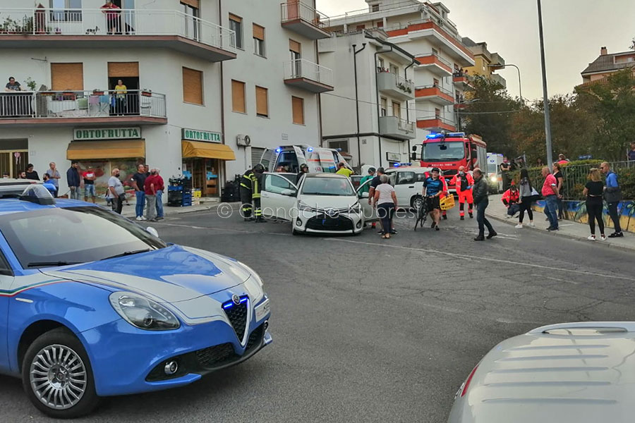 Nuoro. Scontro tra due utilitarie davanti a piazza Caduti del lavoro: ferite due donne