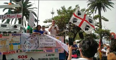 Un momento della manifestazione di oggi a Cagliari
