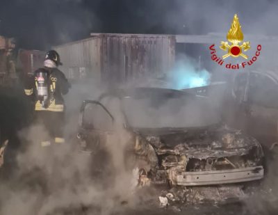 Uno dei mezzi dati alle fiamme a Ottana