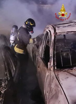 Uno dei mezzi dati alle fiamme a Ottana