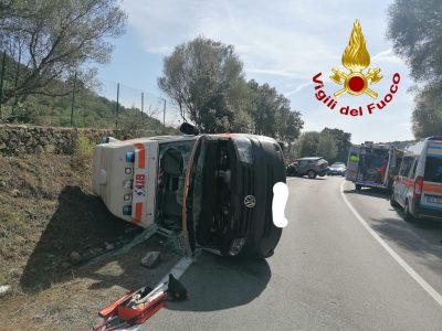 L'ambulanza dopo lo schianto