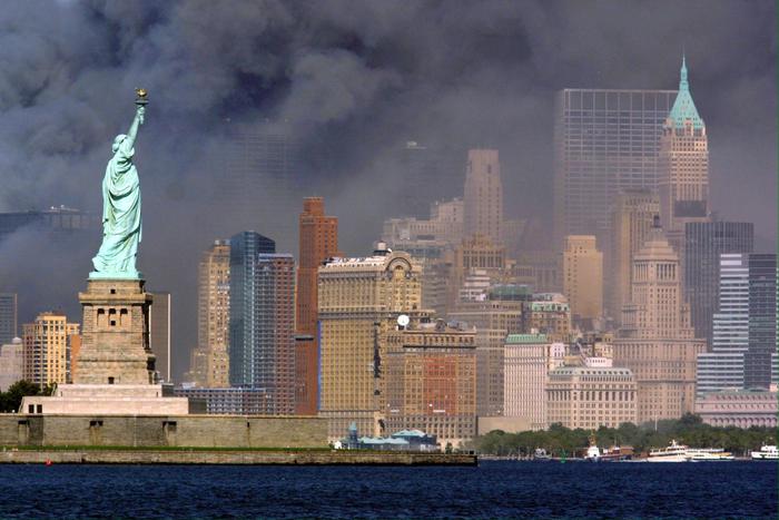 20 anni fa l’attacco al potere: mentre pone fine alla guerra l’America ricorda l’11 settembre
