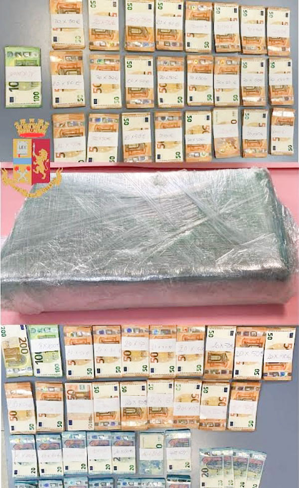 Tradito da un sorpasso azzardato: in auto con un chilo di cocaina e 45mila euro, consigliere comunale in manette