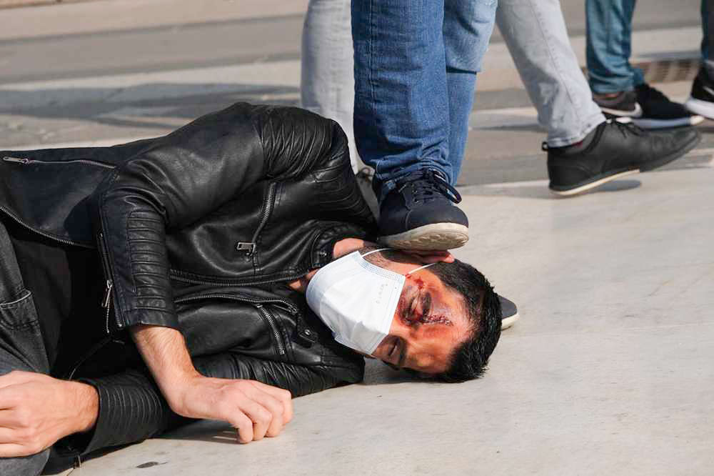 “Frocio – Frociu – Caghineri “: la performance di Nicola Mette al Teatro Strehler di Milano