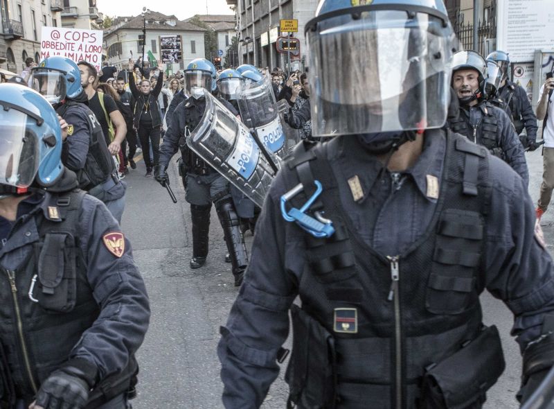 Scontri al corteo no Green Pass a Roma, attaccata sede Cgil