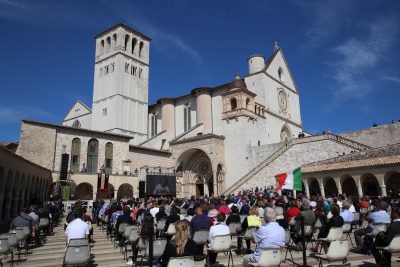 Assisi. Folla per l'accensione della lampada votiva con olio donato dalla Sardegna