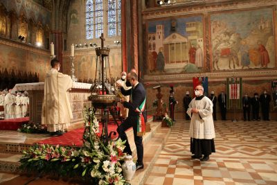 Assisi. Truzzu accende la lampada votiva con olio donato dalla Sardegna