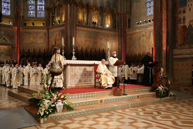 Assisi. Il vescovo di Nuoro officia la messa