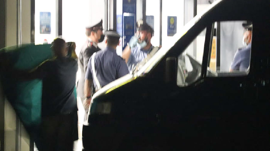 Bimbo di due anni accoltellato e portato morto al supermercato: arrestata la madre