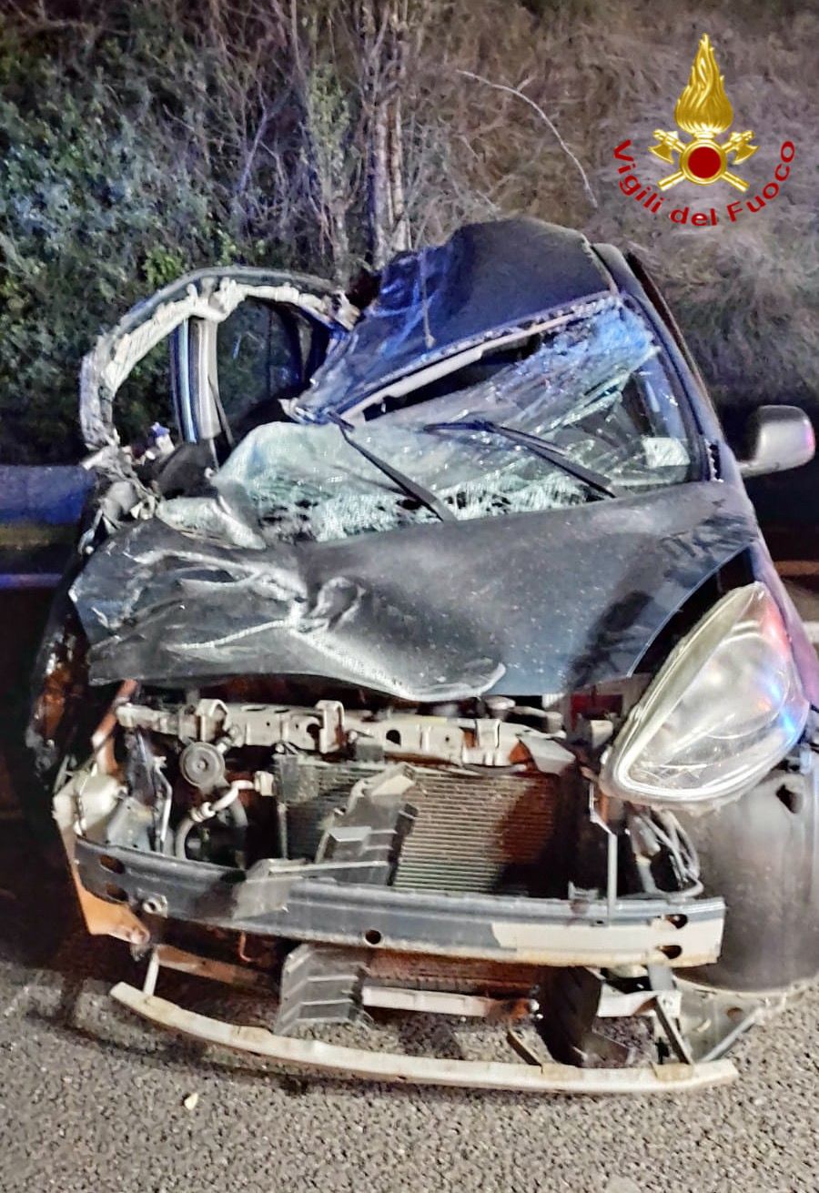 Paura sulla 131dcn. Perde il controllo dell’auto e si schianta sul guard rail: ferita la conducente