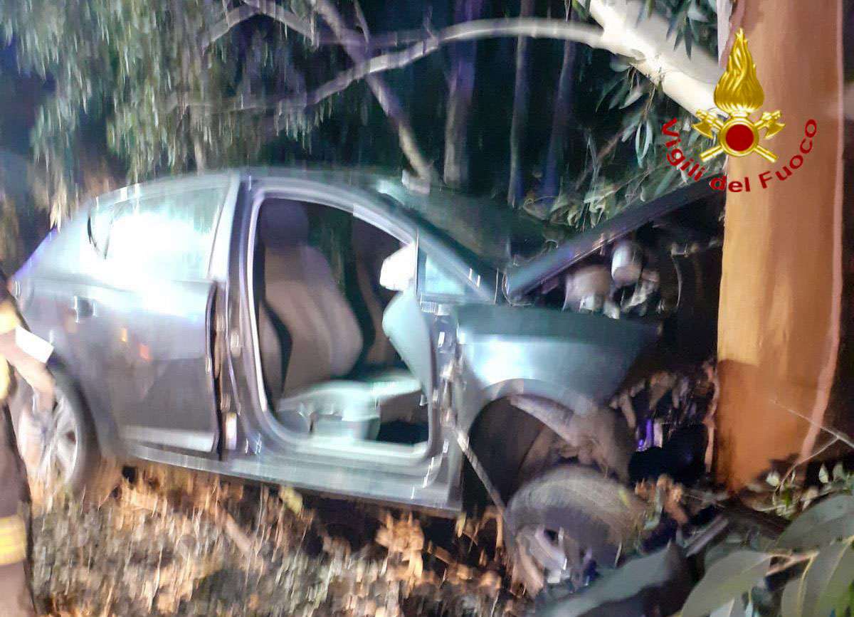 La Caletta. Esce fuori strada e si schianta contro un albero: 4 feriti gravi