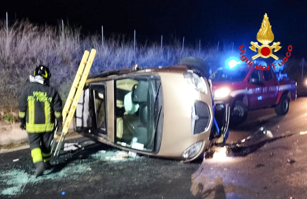 Oliena. Perde il controllo della sua Lancia Musa  esce di strada e si ribalta: ferita una donna