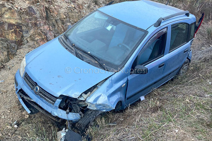 Perde il controllo dell’auto esce di strada e si ribalta: ferita una donna e il suo bimbo