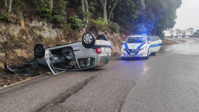La Renault Twingo dopo l'uscita di strada