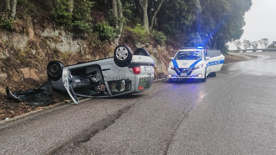 Nuoro. Perde il controllo dell’auto e si ribalta sulla strada per l’Ortobene: illesi conducente e passeggera