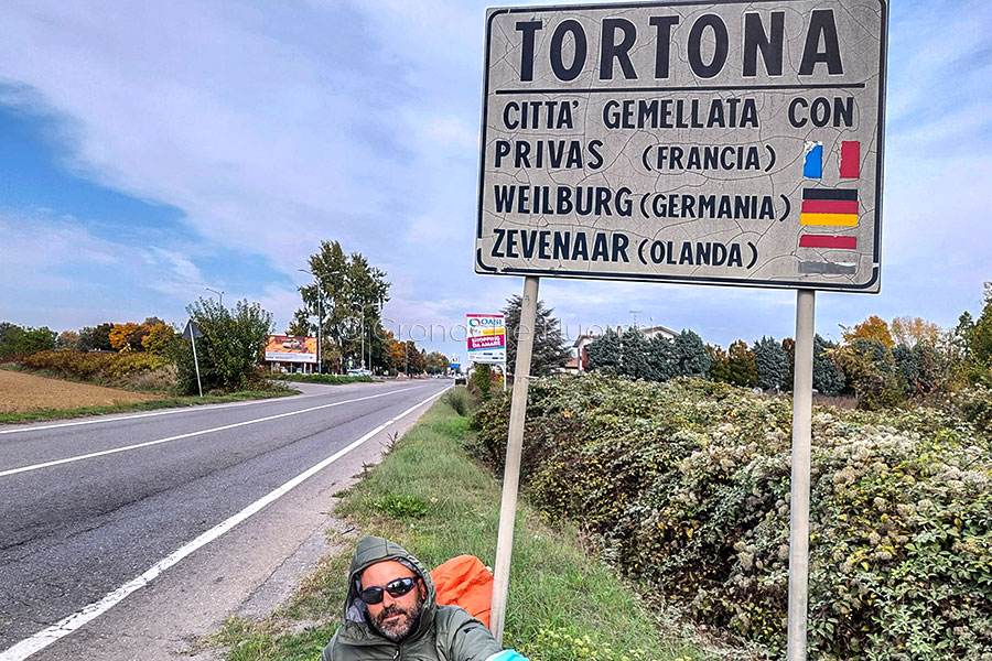 700mila passi da Nuoro a Milano fanno tappa a Tortona: a Renato Pischedda restano altri tre giorni di cammino