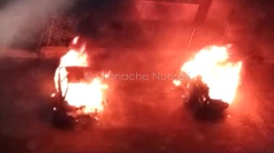 Le due auto date alle fiamme in viale Costituzione