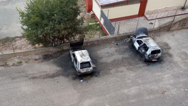 Le due auto date alle fiamme in viale Costituzione