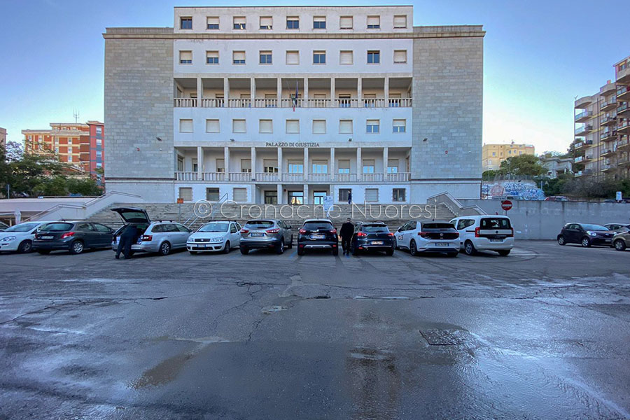 Nuoro. Rete idrica colabrodo: nuova perdita d’acqua davanti al Tribunale – VIDEO