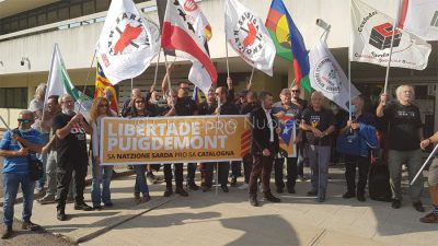 Sit-in alla Corte d'appello di Sassari per il processo a Puigdemont