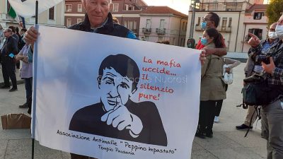 Un momento del sit-in di solidarietà con Mimmo Lucano
