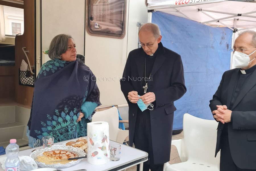 Nuoro. Il vescovo Don Antonello Mura supporta la lotta di Vivere a Colori