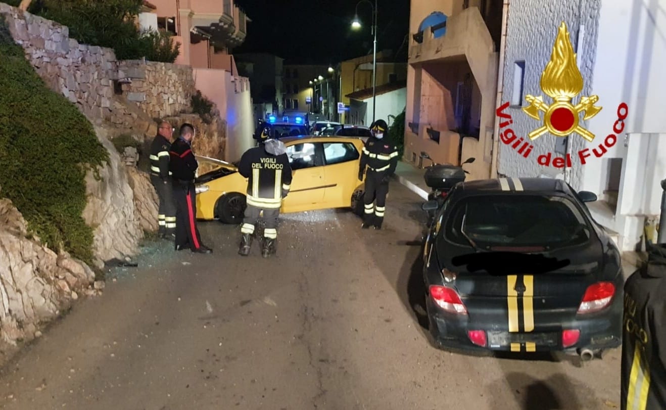 Perde il controllo dell’auto e si schianta prima su quelle in sosta e poi su una parete rocciosa: illeso