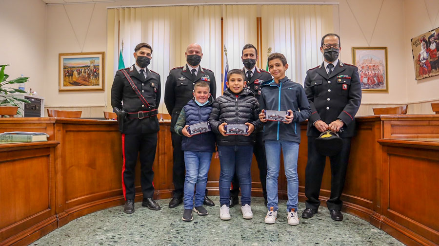 Fonni. Salvano un coetaneo intrappolato dal cedimento di un cancello: premiati dai Carabinieri per l’alto senso civico