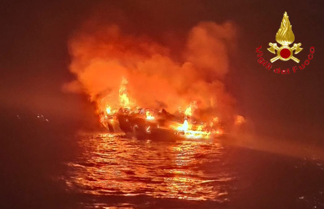 Capo Comino. Imbarcazione da diporto prende fuoco e affonda: salvate 4 persone