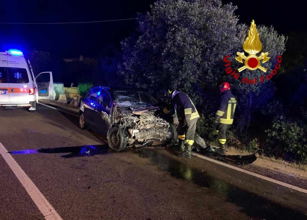 Arzachena: Frontale nel cuore della notte: due feriti in ospedale