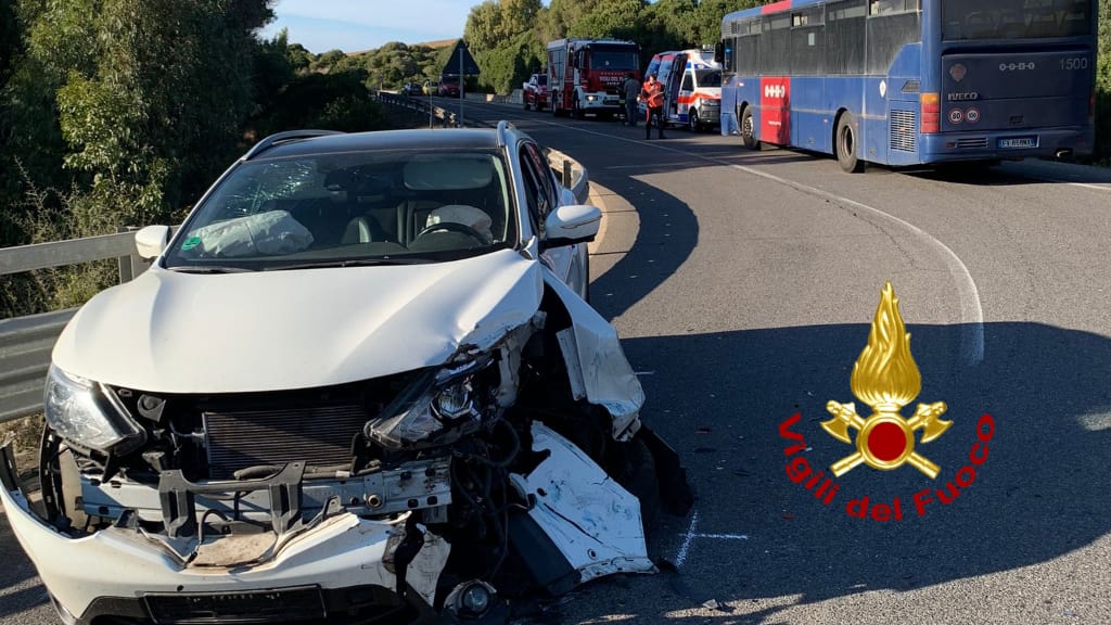 Paura sulla strada per Cuglieri: scontro tra un autobus di linea e un’auto