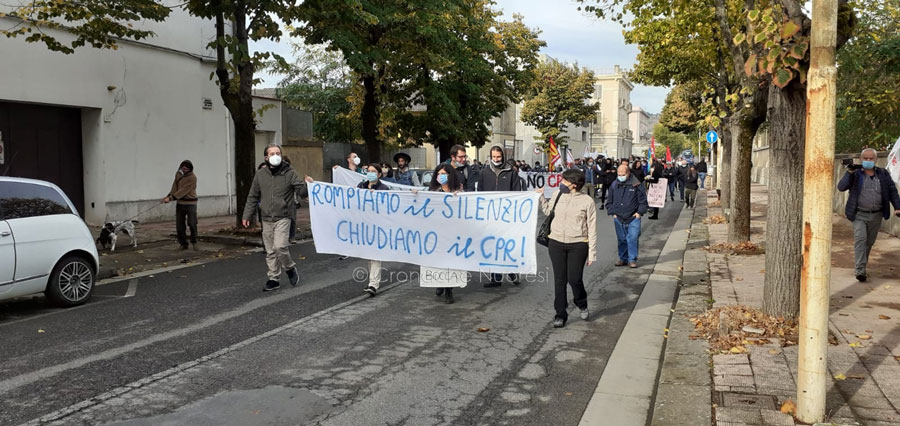 Grande mobilitazione a Macomer per dire no al CPR