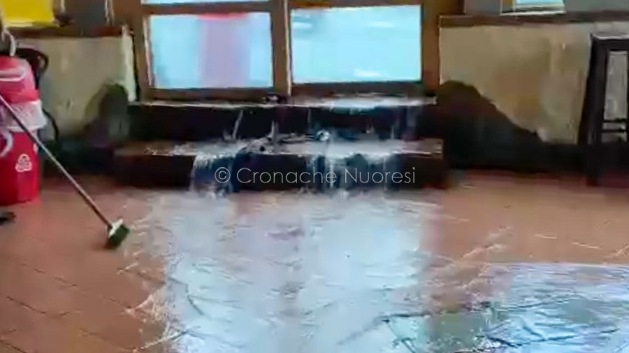 Bomba d’acqua a Siniscola, Torpè e Posada: persone bloccate in auto e a casa, paura per la diga di Maccheronis – VIDEO