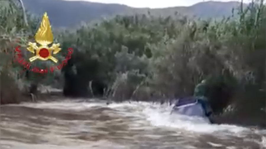 Arzana. Allevatore e le sue pecore bloccati col fuoristrada nel fiume in piena salvato dai Vigili del Fuoco