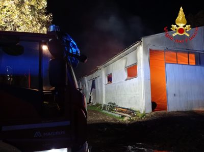 Il capannone dato alle fiamme a Fonni
