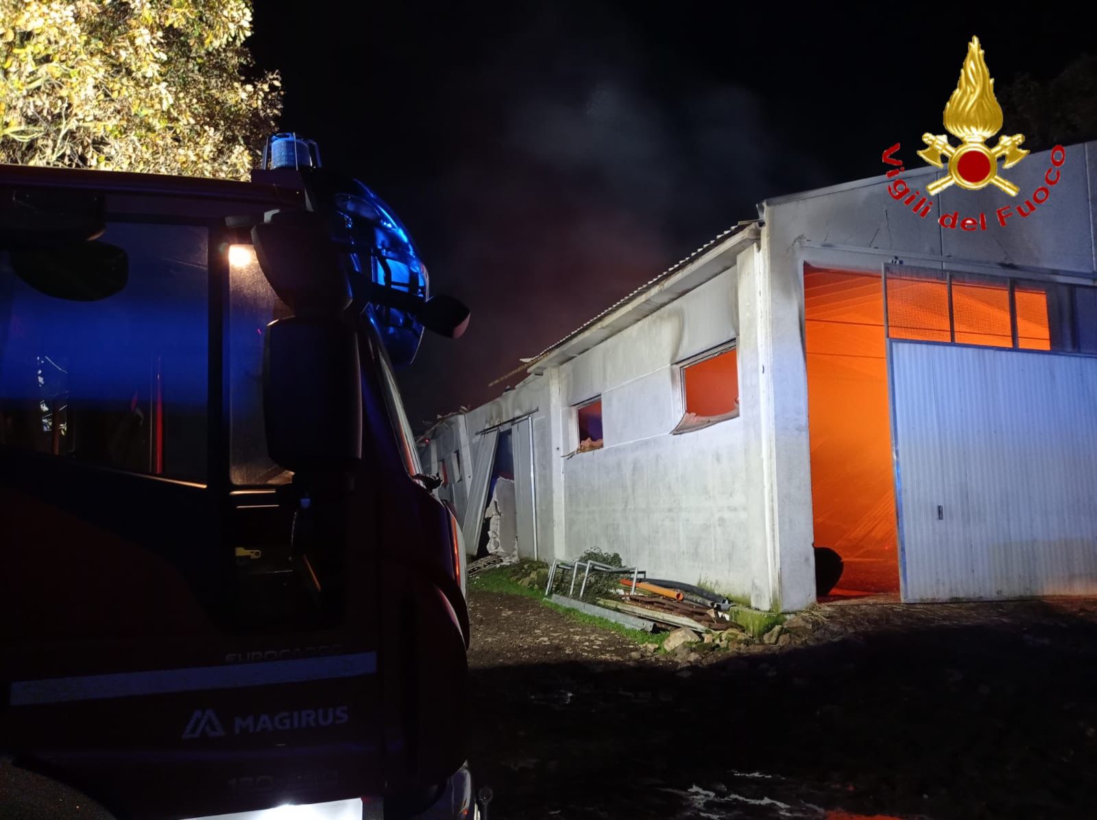 Fonni. Dato alle fiamme nella notte un capannone agricolo: morti 40 vitelli e in cenere 500 rotoballe