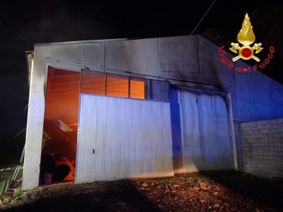 Il capannone dato alle fiamme a Fonni