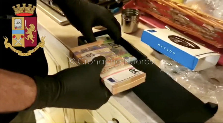 Nascondeva la cocaina nel manico della scopa e 9mila euro in cucina: 50enne nei guai – VIDEO