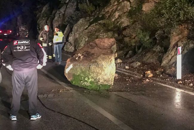 Il masso franato sulla strada per l'Ortobene
