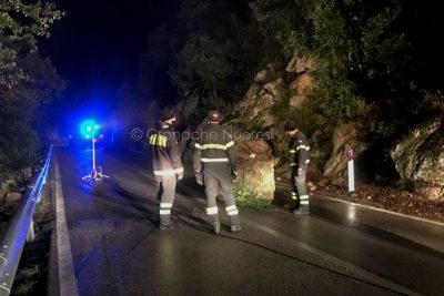 Il masso franato sulla strada per l'Ortobene