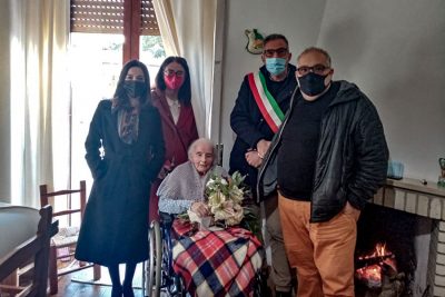 La centenaria Gavina Puggioni con i rappresentanti dell'amministrazione comunale