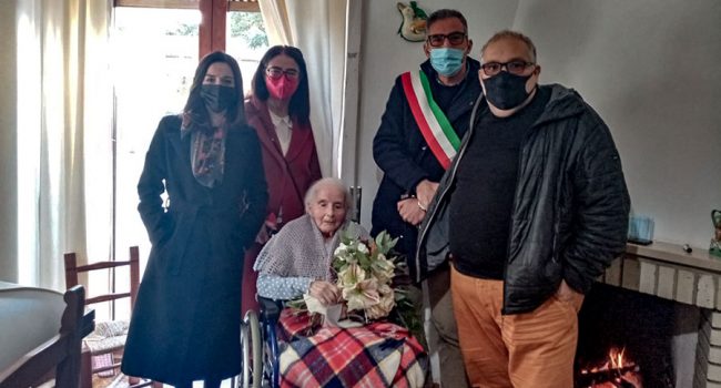 La centenaria Gavina Puggioni con i rappresentanti dell'amministrazione comunale