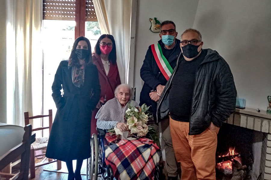 Lollove. Zia Gavinedda compie 100 anni: gli auguri dell’amministrazione comunale