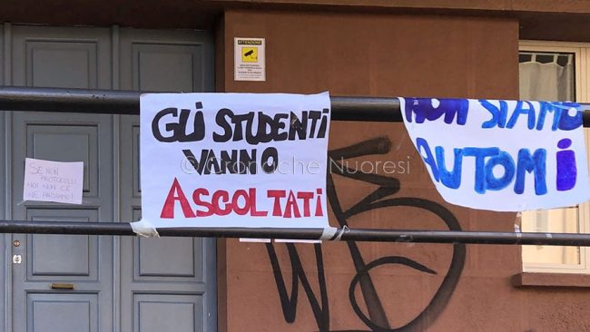 La protesta degli studenti del liceo Sebastiano Satta